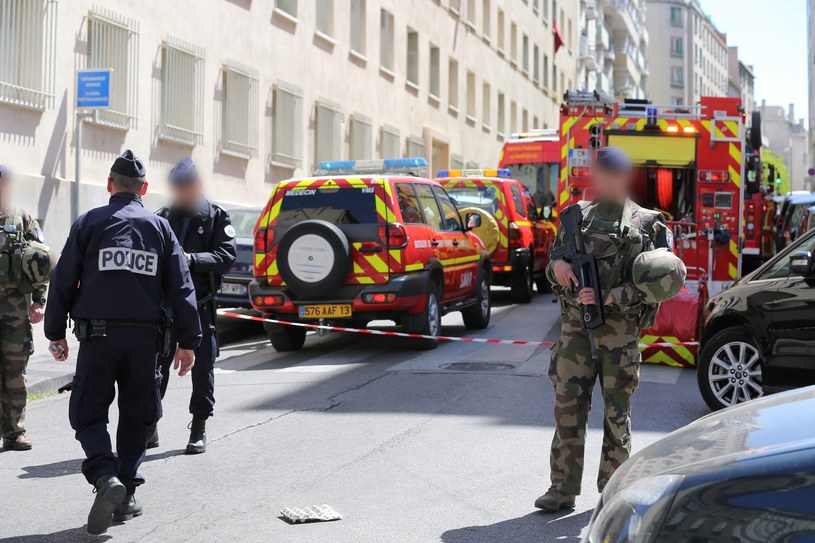 Służby pracują w Marsylii w miejscu aresztowania dwóch podejrzanych mężczyzn /PAP/EPA