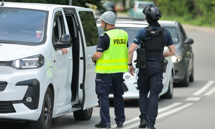 Służby prowadzą poszukiwania sprawcy strzelaniny w domu jednorodzinnym w Starej Wsi /Grzegorz Momot /PAP
