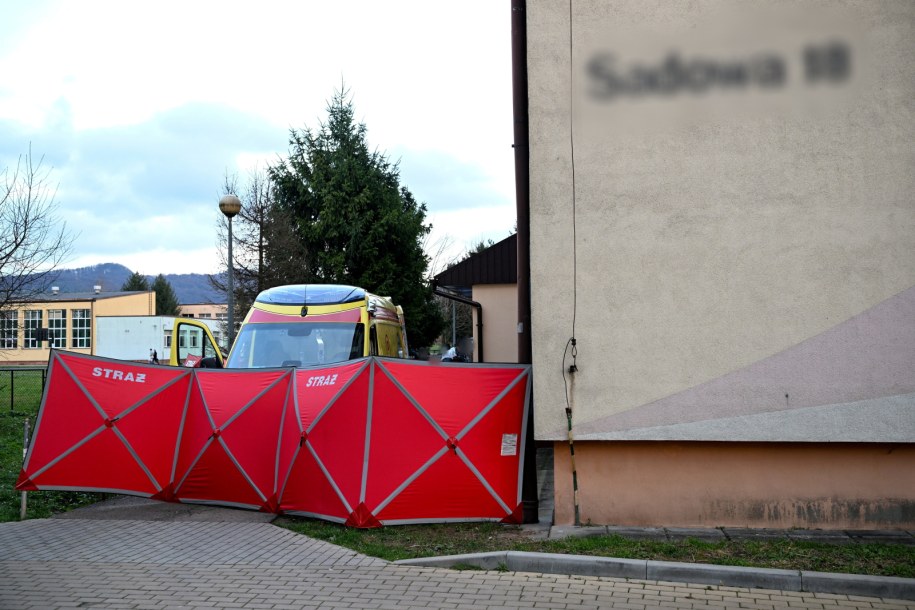 Służby przed blokiem w Sanoku /Darek Delmanowicz /PAP