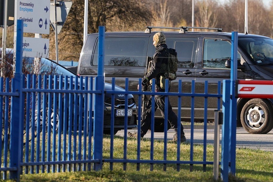 Służby przed fabryką Gillette w Łodzi /	Marian Zubrzycki /PAP