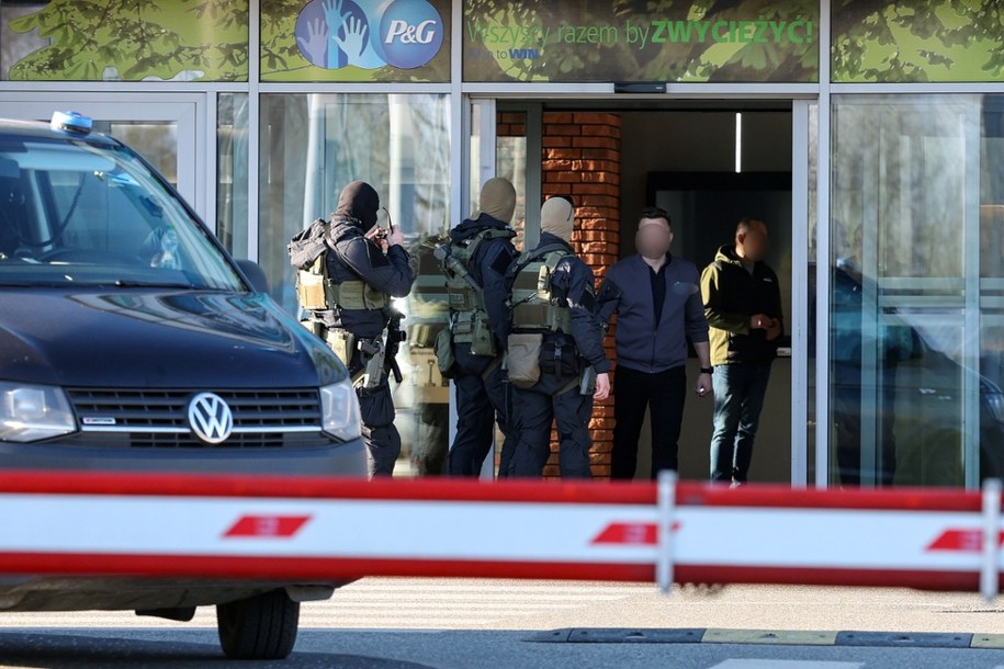 Służby przed fabryką Gillette w Łodzi. /	Marian Zubrzycki /PAP