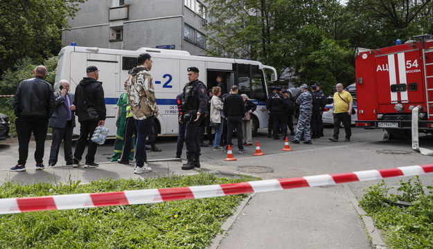 Służby przed jednym z bloków zaatakowanych przez drony /YURI KOCHETKOV /PAP/EPA