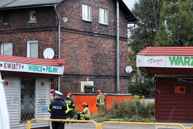 Służby przed kamienicą przy ul. Kubiny w śródmieściu Świętochłowic /Andrzej  Grygiel /PAP