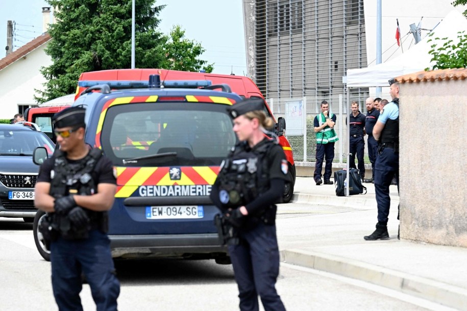 Służby przed szkołą w Nogent, gdzie doszło do zbrodni /JEAN CHRISTOPHE VERHAEGEN /AFP/EAST NEWS