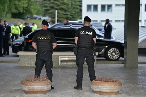 Służby przed szpitalem w Bańskiej Bystrzycy /AA/ABACA/Abaca /East News