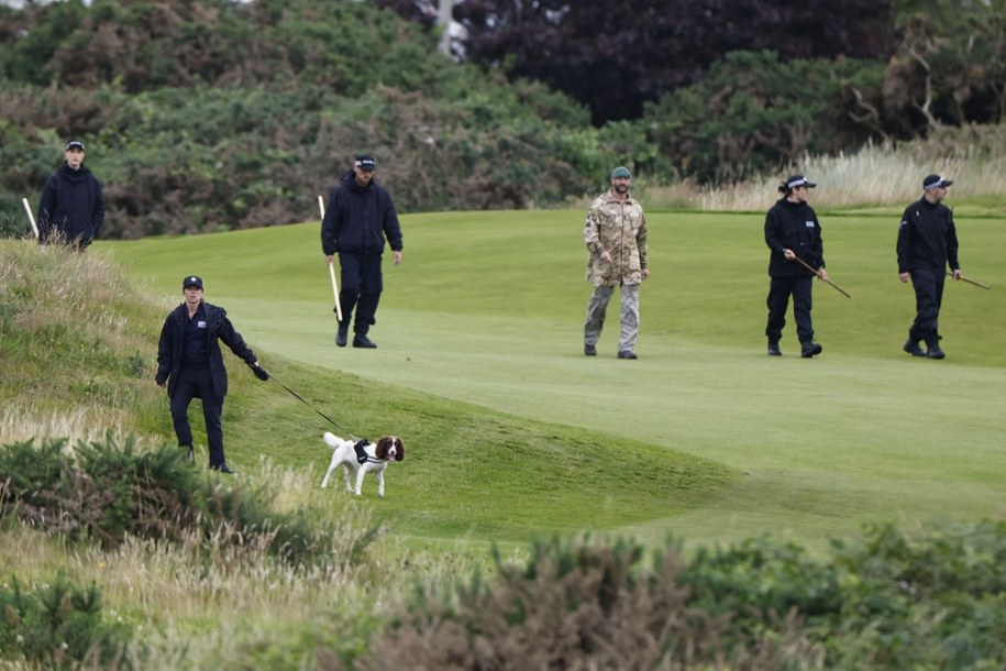 Służby przeszukujące pole golfowe w Turnberry /Tolga Akmen /PAP/EPA