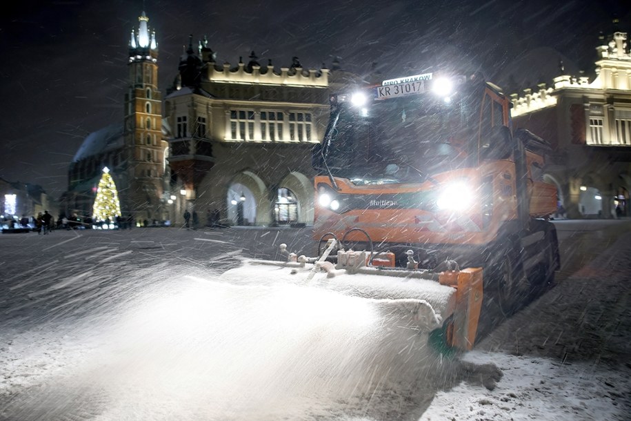 Służby przez całą noc odśnieżały płytę Rynku Głównego w Krakowie /	Łukasz Gągulski /PAP