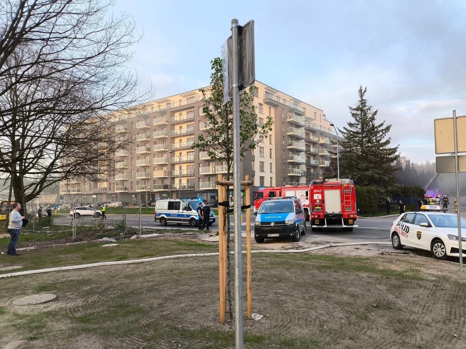 Służby przy hali, w której wybuchł pożar /Sebastian Kwieciński /