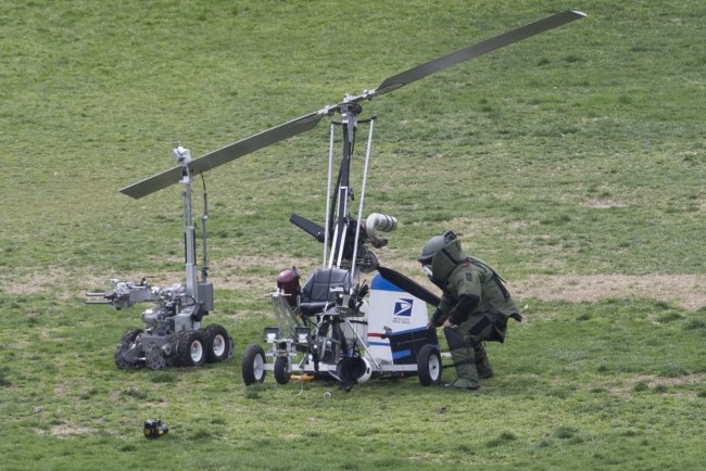 Służby przy maszynie, która wylądowała w pobliżu Kapitolu /PAP/EPA/Michael Reynolds /PAP/EPA
