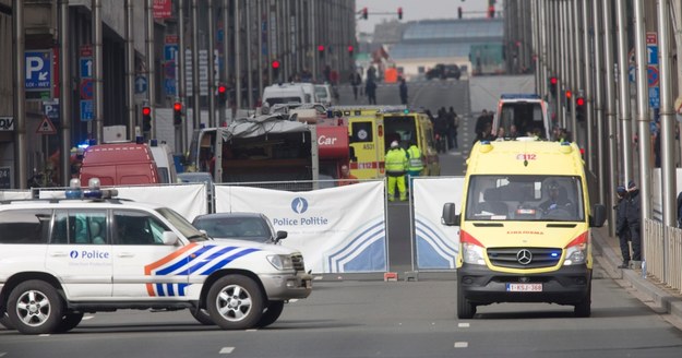 Służby przy stacji metra w Maelbeek /OLIVIER HOSLET /PAP/EPA