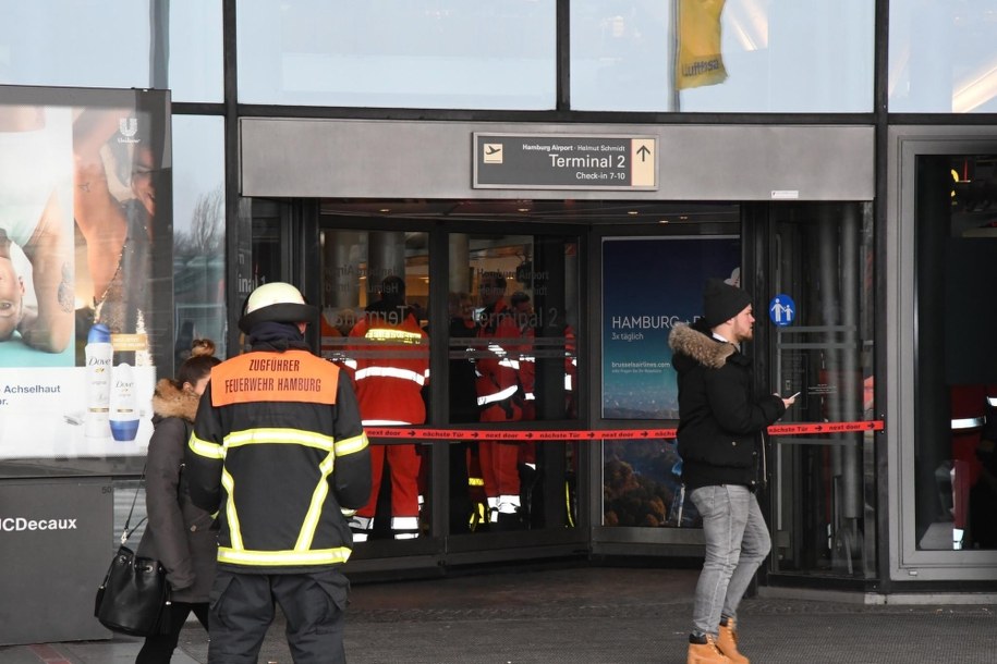 Służby przy wejściu na jeden z terminali lotniska /PAP/EPA/LARS EBNER /PAP/EPA