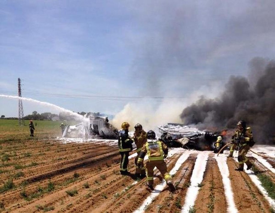 Służby przy wraku maszyny /PAP/EPA/SEVILLE FIRE DEPARTMENT/HANDOUT /PAP/EPA