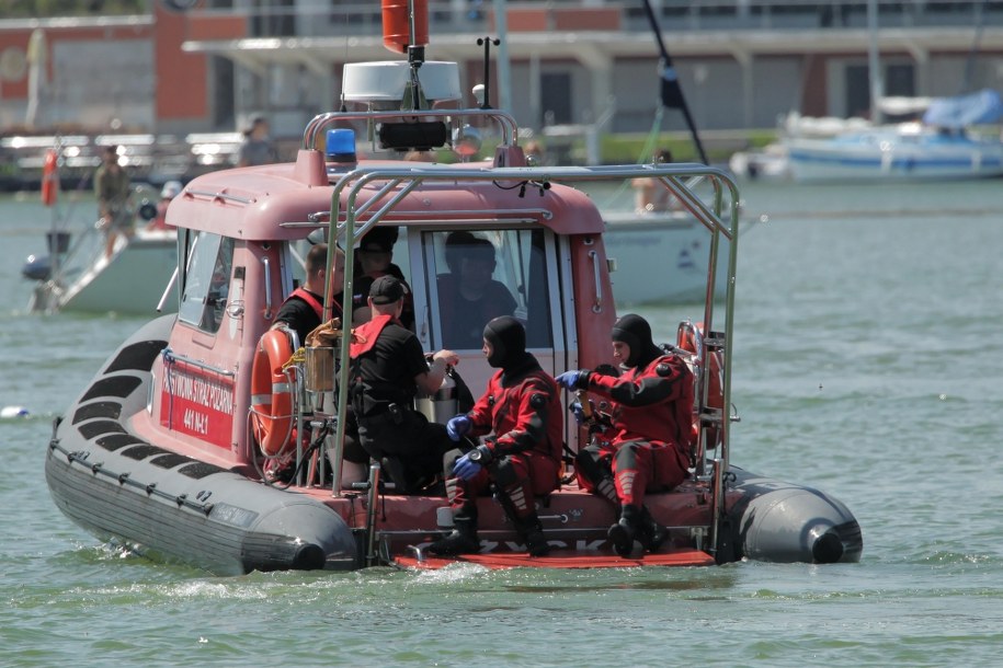 Służby ratownicze na jeziorze Tałty w Mikołajkach / 	Tomasz Waszczuk    /PAP