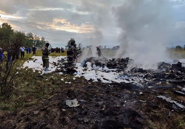 Służby ratownicze na miejscu katastrofy samolotu Prigożyna /RUSSIAN INVESTIGATIVE COMMITEE HANDOUT /PAP/EPA