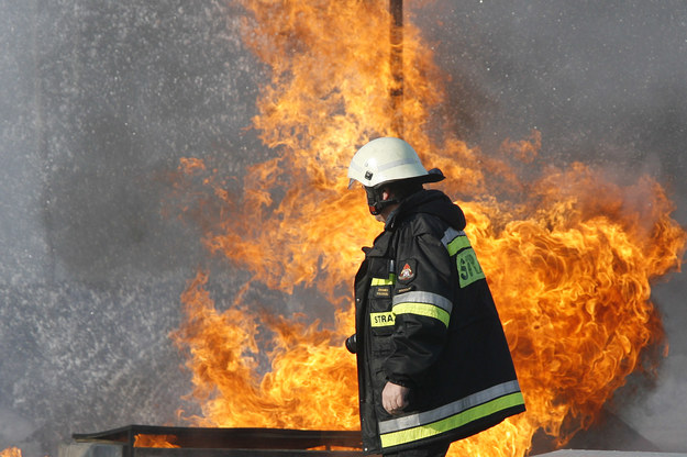 Służby ratownicze od kilku godzin walczą z pożarem &nbsp; /Fot. Wojciech Wilczyński /RMF FM