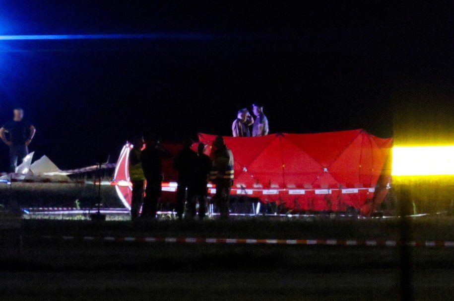 Służby ratownicze w miejscu katastrofy F-16 w Radomiu /Paweł Supernak /PAP