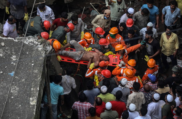 Służby ratują ocalałych mieszkańców budynku, który zawalił się w Indiach /DIVYAKANT SOLANKI /PAP/EPA