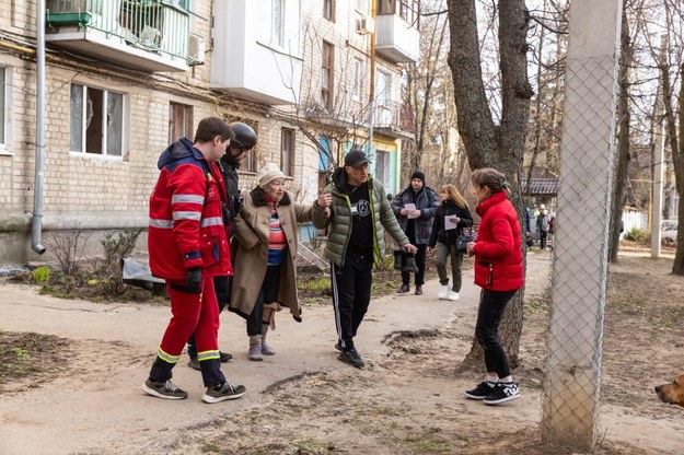 Służby ratunkowe i ranni podczas akcji w miejscu rosyjskiego ataku rakietowego na budynki mieszkalne, Instytut Chirurgii Ratunkowej i szkołę średnią w Charkowie /Yevhen Titov /PAP