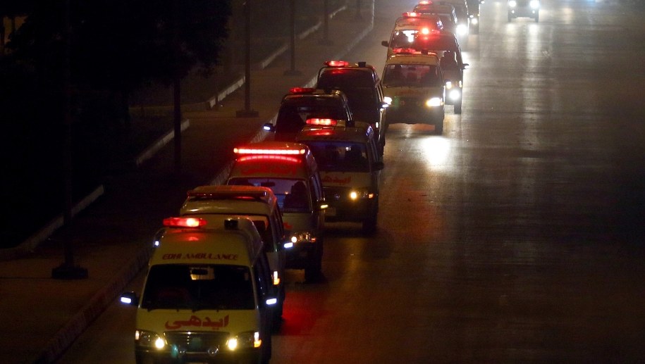 Służby ratunkowe jadące na miejsce wypadku / 	SHAHZAIB AKBER    /PAP/EPA