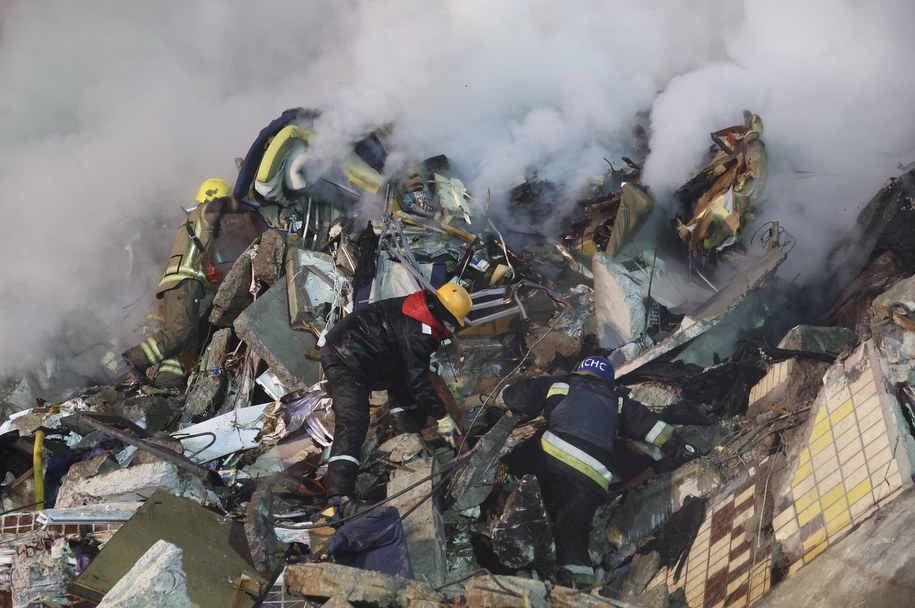 Służby ratunkowe na gruzach bloku w mieście Dniepr /SERGEY KOZLOV /PAP/EPA