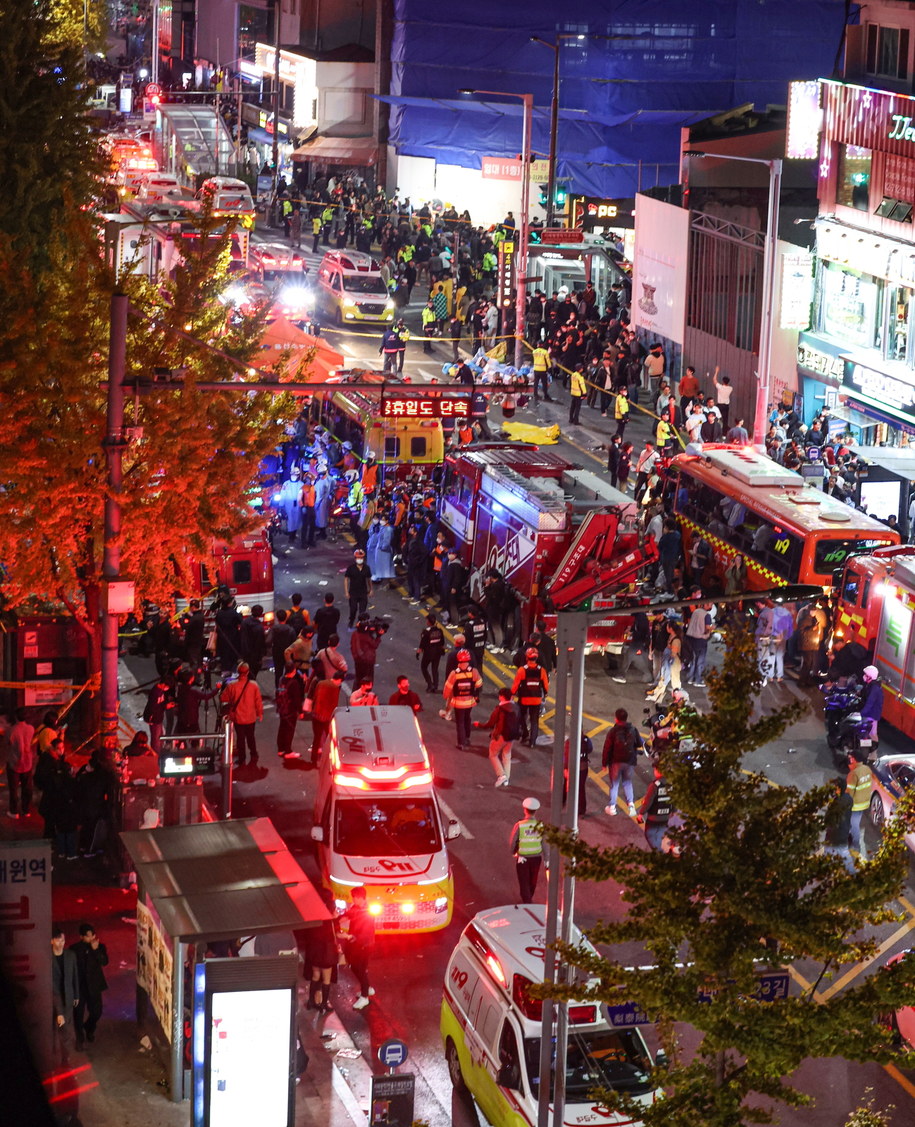 Służby ratunkowe na miejscu tragedii /YONHAP   /PAP/EPA