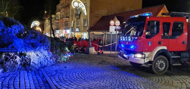Służby ratunkowe na miejscu wypadku na Krupówkach w Zakopanem /Józef Niedziałek /PAP