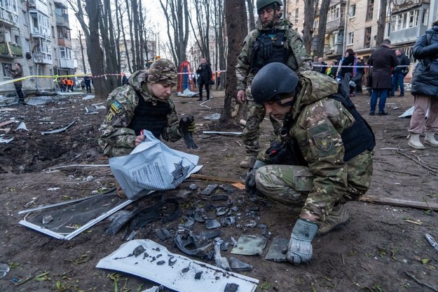 Służby ratunkowe podczas akcji w miejscu rosyjskiego ataku pociskiem szybującym UMPD-30 w Charkowie /Mykola Kalyeniak /PAP
