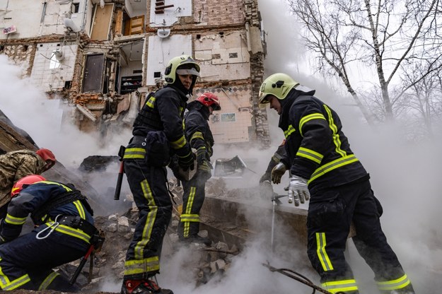 Służby ratunkowe podczas akcji w miejscu rosyjskiego ataku rakietowego w Charkowie 23 stycznia 2024 roku /Yevhen Titov /PAP/EPA