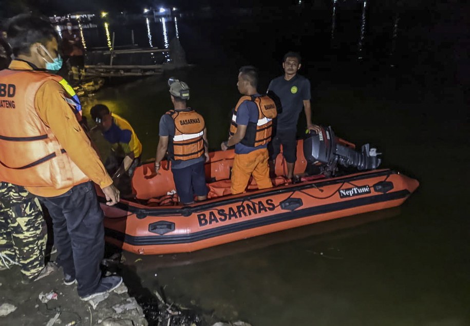 Służby ratunkowe podczas poszukiwań turystów /BASARNAS HANDOUT /PAP/EPA