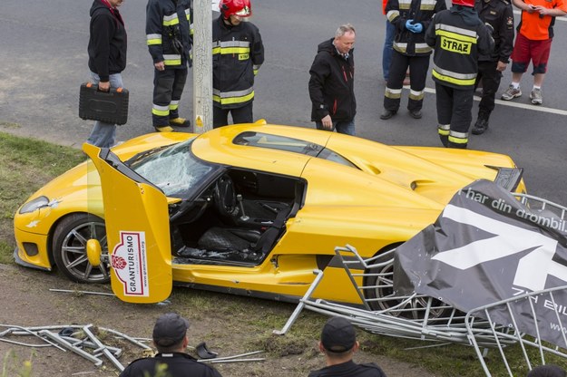 Służby ratunkowe pracują na miejscu wypadku podczas pokazów motoryzacyjnych Gran Turismo Polonia 2013 /Marek Zakrzewski /PAP