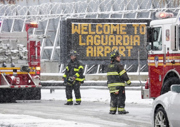Służby ratunkowe przed lotniskiem LaGuardia w Nowym Jorku /ANDREW GOMBERT /PAP/EPA