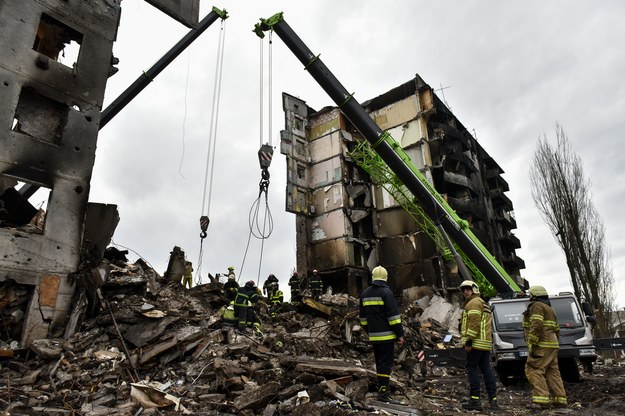 Służby ratunkowe przeszukują gruzy bloków w Borodziance /OLEG PETRASYUK /PAP/EPA