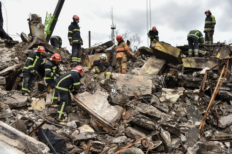 Służby ratunkowe przeszukują gruzy w Borodziance /OLEG PETRASYUK /PAP/EPA