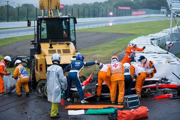 Służby ratunkowe przy rozbitym bolidzie Julesa Bianchiego /HIROSHI YAMAMURA /PAP/EPA
