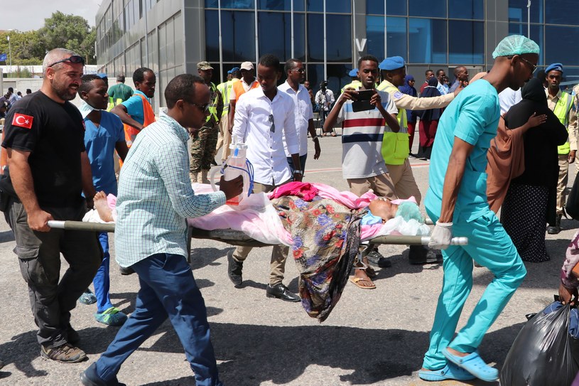 Służby ratunkowe udzielają pomocy po ostatnim zamachu w Somalii /AFP