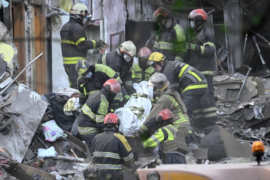 Służby ratunkowe w Kijowie po rosyjskim ataku rakietowo-dronowym /GENYA SAVILOV/AFP /East News