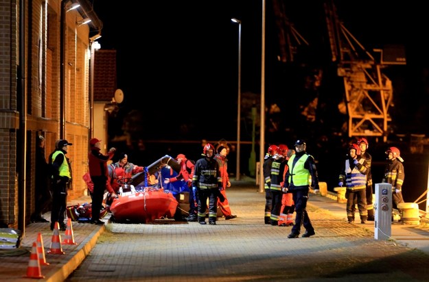 Służby ratunkowe wydobyły na nabrzeż w porcie w Świnoujściu, tratwę ratunkową szkunera Down North /Marcin Bielecki /PAP
