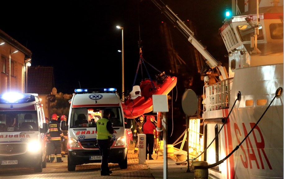Służby ratunkowe wydobywają na nabrzeże /Marcin Bielecki /PAP