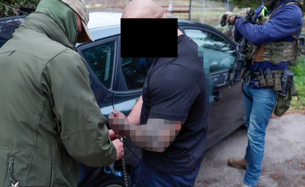 Służby rozbiły brutalną grupę przestępczą. Zatrzymano 21 osób 