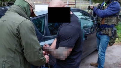 Służby rozbiły brutalną grupę przestępczą. Zatrzymano 21 osób 