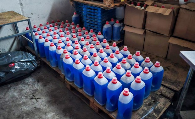 Służby rozbiły gang, który produkował fałszywe detergenty. Milionowe straty