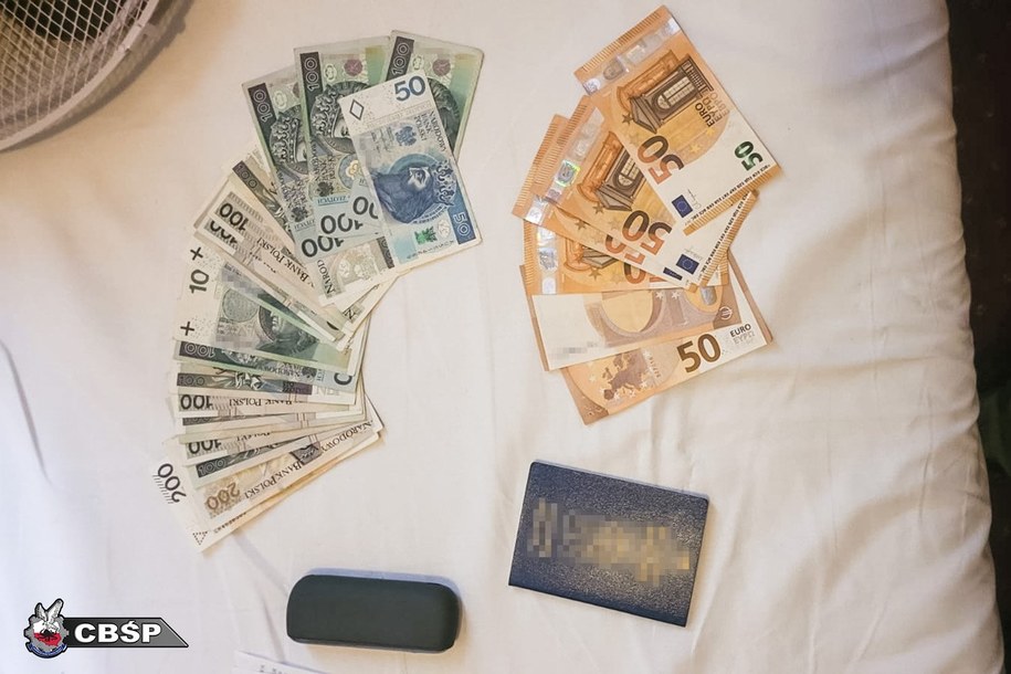 Służby rozbiły gang zajmujący się sutenerstwem i handlem ludźmi. Śledczy zatrzymali 18 osób, a wobec 15 z nich właśnie skierowano do sądu akt oskarżenia. /CBŚP /