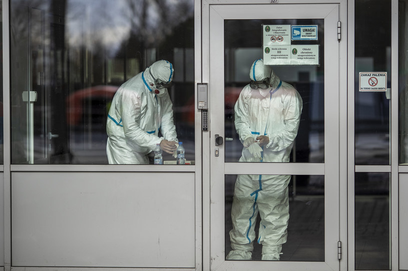 Służby sanitarne na granicy polsko-niemieckiej /MAJA HITIJ  /Getty Images