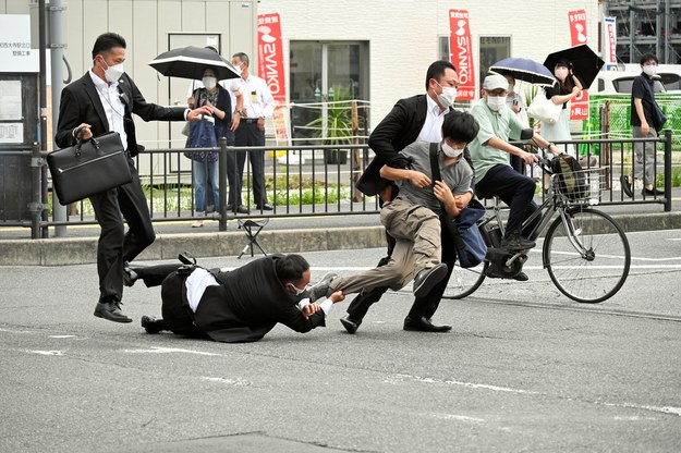 Służby schwytały Yamagami na miejscu zbrodni. /The Asahi Shimbun - JAPAN OUT /PAP/EPA