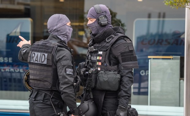 Służby specjalne Francji krytykowane przez media. Powód? Atak na lotnisku Orly