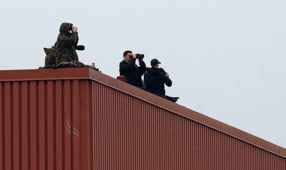 Służby specjalne obserwują przylot samolotu Air Force One z prezydentem Stanów Zjednoczonych /Radek Pietruszka /PAP