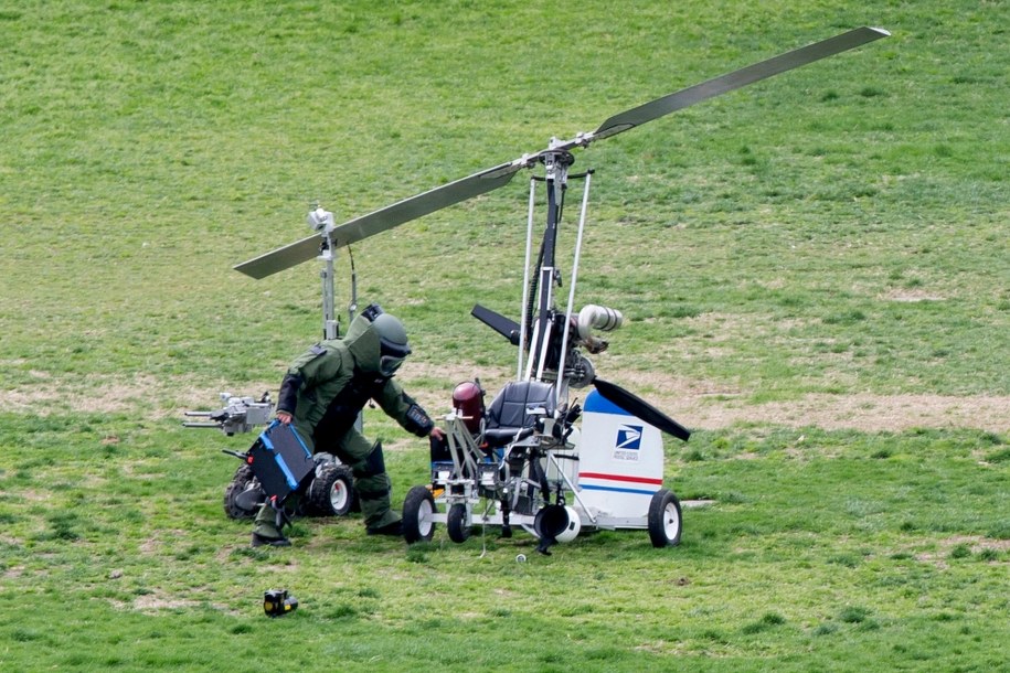 Służby sprawdzają wiatrakowiec /MICHAEL REYNOLDS    /PAP/EPA