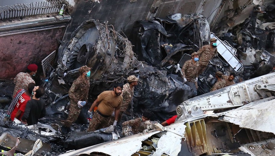 Służby szukają ciał w miejscu katastrofy / 	SHAHZAIB AKBER    /PAP/EPA