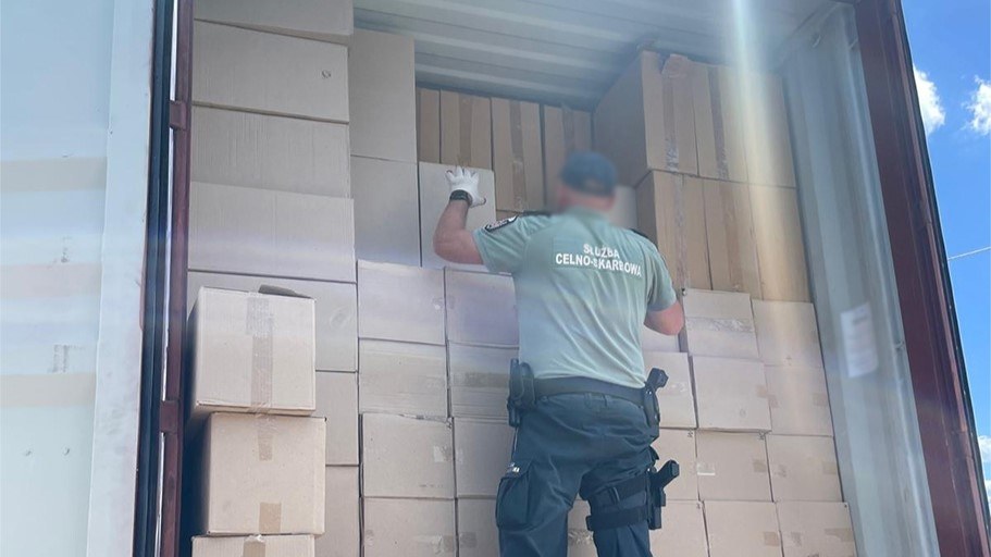 Służby udaremniły przemyt 16 milionów papierosów /Krajowa Administracja Skarbowa /