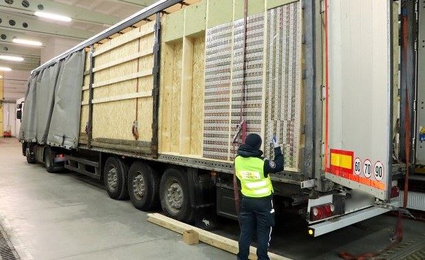 Służby udaremniły przemyt blisko 400 tys. paczek papierosów